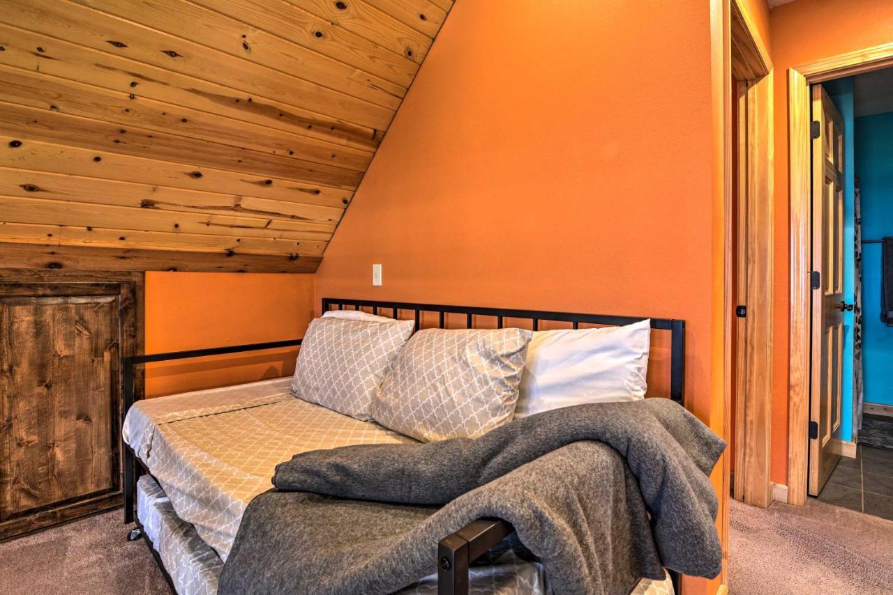 Spacious Log Cabin With Fire Pit And Game Room! يوريكا سبرينغز المظهر الخارجي الصورة